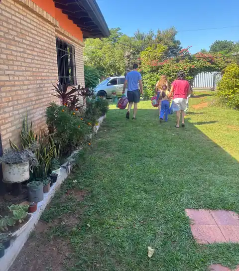 Chicos caminando por el jardín del hogar